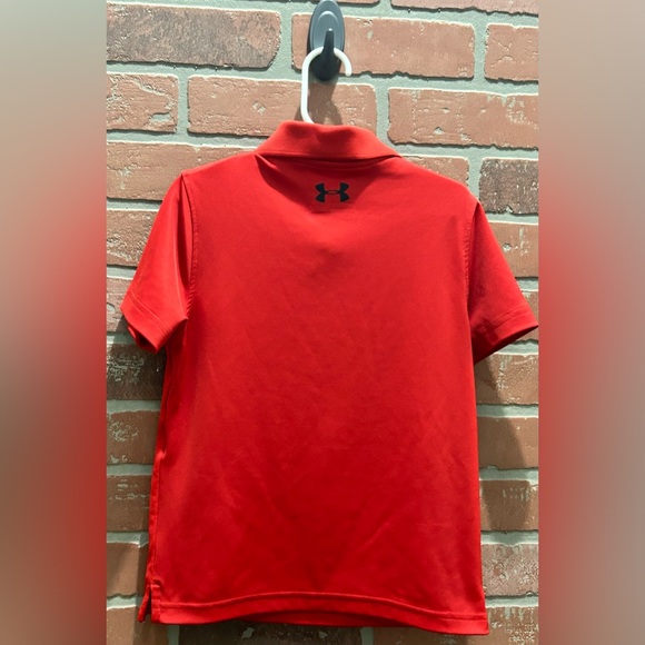 Under Armour heat gear polo size YXS loose fit,red with black emblem - Picture 4 of 4